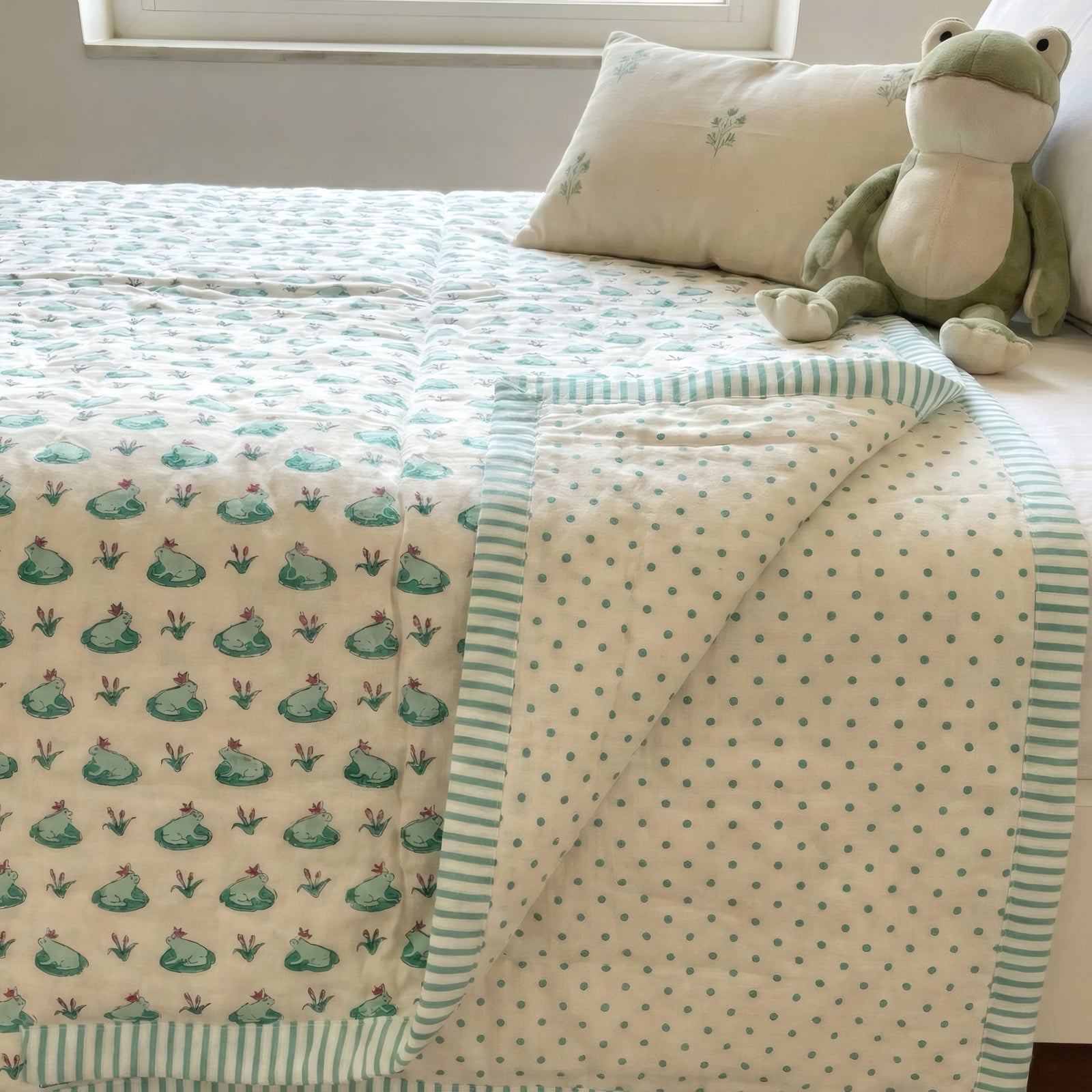 Frog Pond print hand block-printed reversible cotton voile kids quilt (razai) – hero/folded
