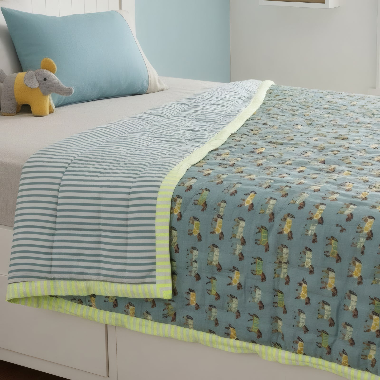 Pony Trail print hand block-printed reversible cotton voile kids quilt (razai) – print detail close-up
